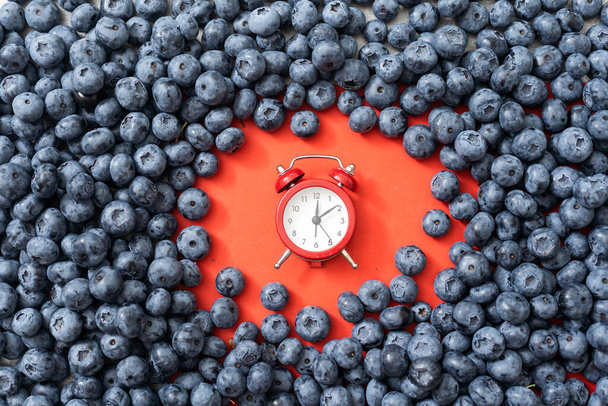 Time for seasonal berries and vitamins for a snack, breakfast, clock. - Foto, Imagem
