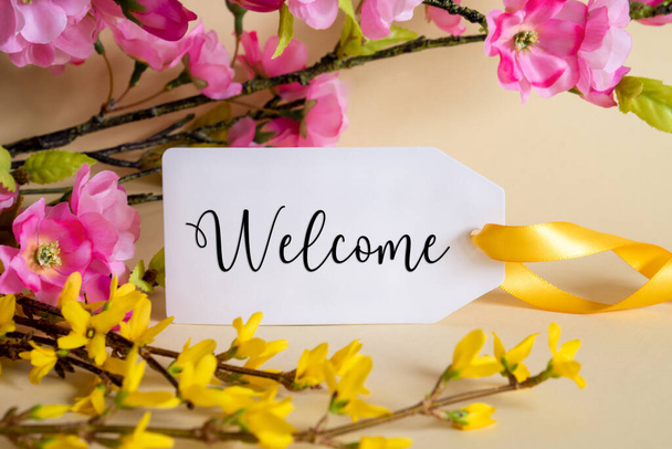 Spring Flower Arrangement With White Label With English Text Welcome. Colorful Flower Branch Decoration With Yellow And Purple Blossoms. - Fotoğraf, Görsel