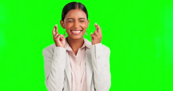 Vrouw, vingers gekruist en opgewonden gezicht op groen scherm, achtergrond en studio van gelukkige promotie. Portret van gelukkige jonge vrouw hoop op wens, winnen en loterij prijs van goed nieuws, emoji of handen. - Video