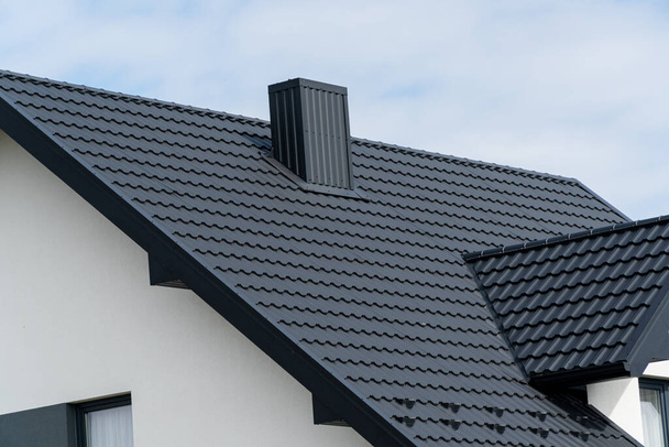 Dům je pokryt moderní kovovou střechou. - Fotografie, Obrázek
