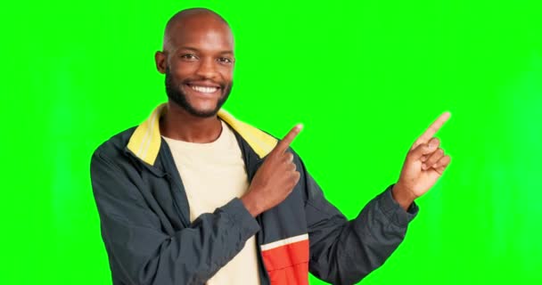 Zelená obrazovka tvář, studio a šťastný muž ukazuje na komerční propagaci, reklamní kopírování prostor nebo makety up. Marketingový portrét, umístění produktu a africké chroma klíčový muž na mokup pozadí. - Záběry, video