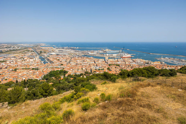 Vue sur la ville et le port de Sète depuis le Mont Saint-Clair par une belle journée d'été - Photo, image