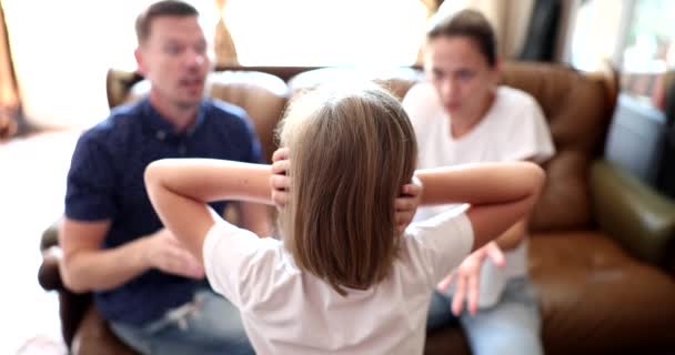 Eltern schimpfen auf Mädchen mit geschlossenen Ohren. Elternschaft und Familienkonflikte - Filmmaterial, Video