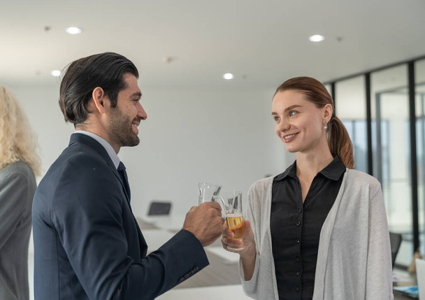 Ділові люди п'ють шампанське, щоб відсвяткувати успіх інвестиційної угоди після зустрічі, командної роботи та концепції партнерства
. - Фото, зображення