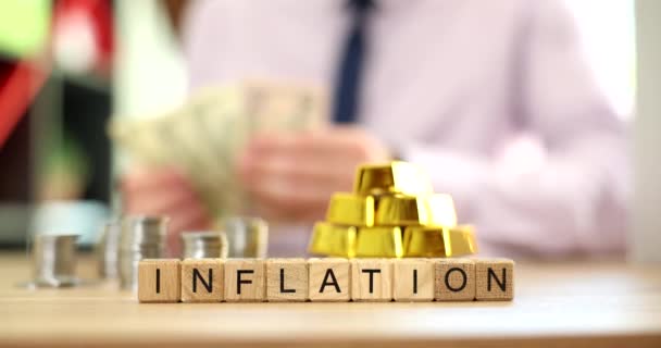 Inflace se zlatými cihlami a hromadami mincí a dolarů na stole. Osoba počítání peněz - Záběry, video