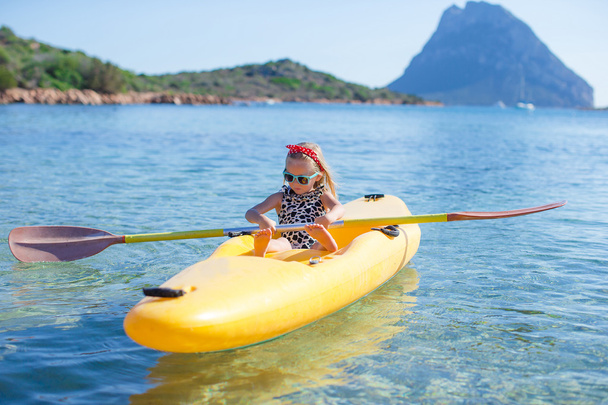 Malý rozkošný šťastný dívka kajak v modrém moři během letní dovolené - Fotografie, Obrázek