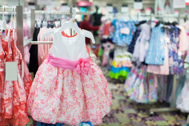 Lähikuva värikkäitä mekkoja myymälässä
 - Valokuva, kuva