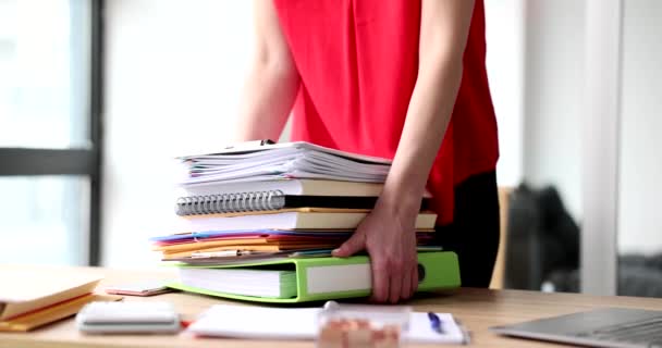 研修生秘書の女性の手はフォルダや文書のスタックを保持します。残業時間管理と会社でのインターンシップ - 映像、動画