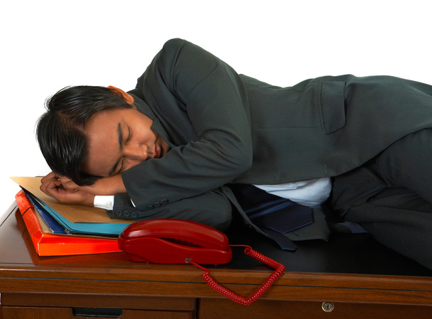 Hombre de negocios cansado acostado en su escritorio
 - Foto, imagen
