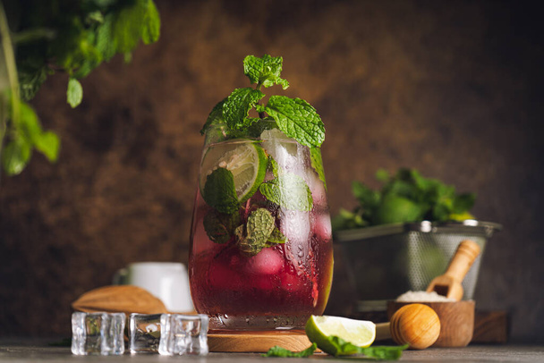 Fresh strawberry summer mojito cocktail with strawberry, lime, mint, rum and ice cubes. - Φωτογραφία, εικόνα