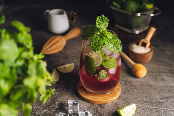 Fresh strawberry summer mojito cocktail with strawberry, lime, mint, rum and ice cubes. - Φωτογραφία, εικόνα