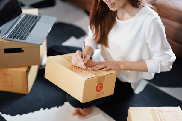 Démarrage entrepreneur petite entreprise indépendante asiatique femelle vendeur en ligne emballage produits à envoyer aux clients et concept de livraison PME. - Photo, image