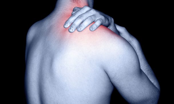 Uomo che massaggia un dolore alla spalla
 - Foto, immagini