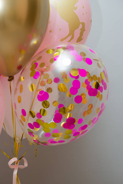 hot air balloon with pink confetti - 写真・画像