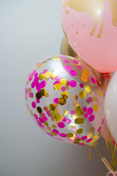 hot air balloon with pink confetti - Foto, afbeelding