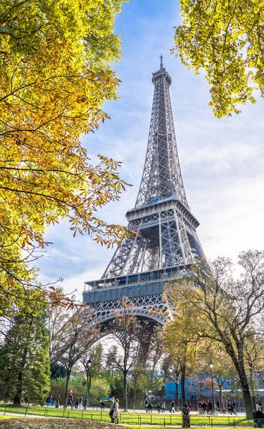 Eiffel Tower in autumn, Paris, France - Foto, immagini