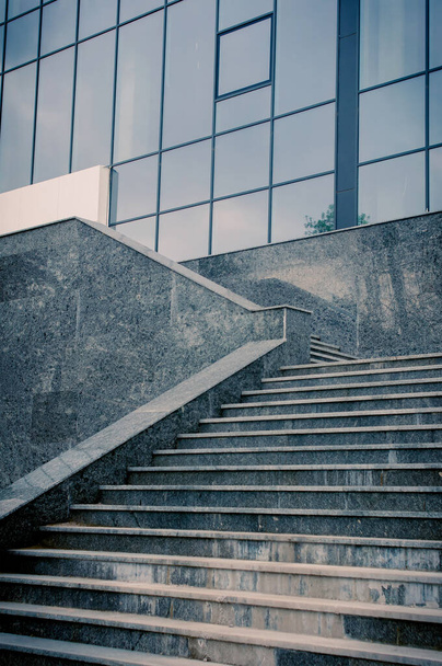 Moderne Treppen, Stufen, High-Tech-Gebäude. Außen - Foto, Bild