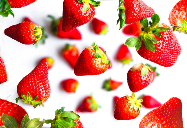 Lévitation de fraises fraîches sur fond blanc. - Photo, image