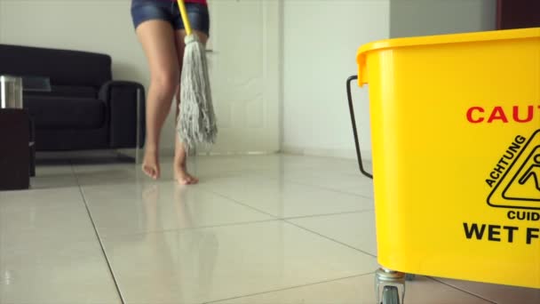 Mujer limpiando el suelo - Metraje, vídeo