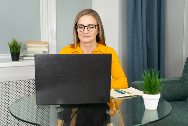 Psychologist or coach conducts online consultation at home office, remote work home Psychologist online. Professional woman with glasses. Consults with psychologist online from laptop. Psychosomatics - Valokuva, kuva