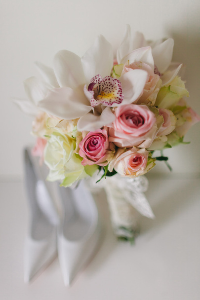 Orkide ve gül buket düğün ve Gelin Ayakkabı düğün - Fotoğraf, Görsel