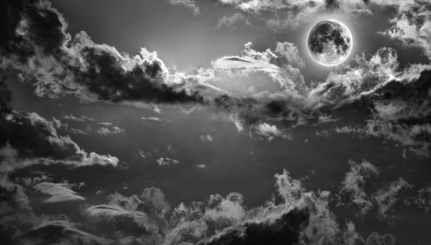 Donkere achtervolgd nachtelijke hemel met volle maan - Foto, afbeelding