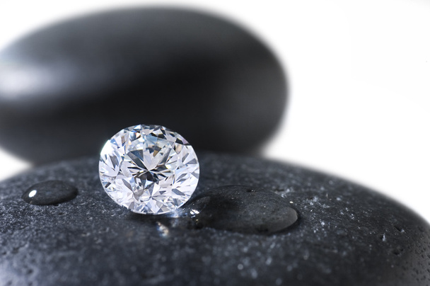 διαμάντι στην μαύρη πέτρα - Φωτογραφία, εικόνα