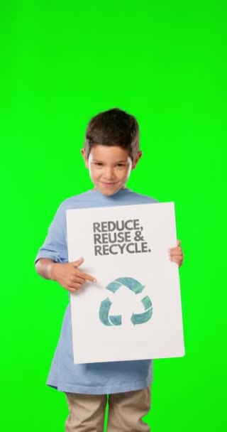 Zielony ekran, znak recyklingu i dziecko odizolowane na tle studia pod kątem zrównoważonego rozwoju, recyklingu i dobrowolnej makiety. Twarz dziecka, karton i wskaż, odpowiedzialność społeczna i zmiany klimatyczne. - Materiał filmowy, wideo