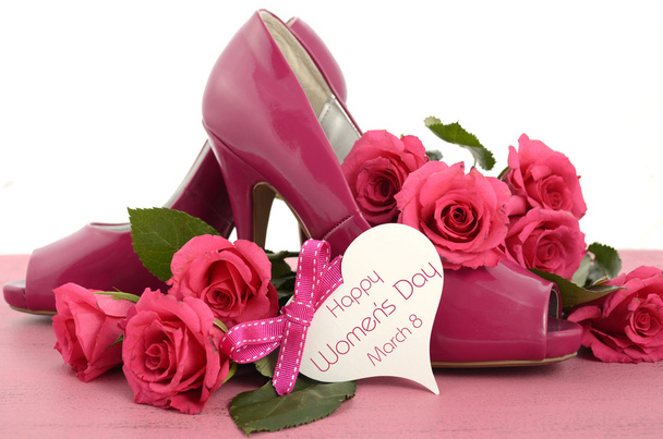 バラとピンクのハイヒール - 写真・画像