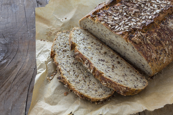 zelfgemaakte bruin brood  - Foto, afbeelding