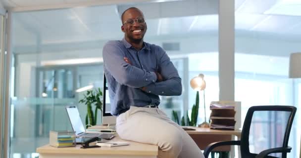 Das Gesicht eines stolzen schwarzen Mannes im Wirtschaftsbüro für Karrierementalität, Führung und Unternehmensführung. Entspannte und glückliche professionelle Person, Manager oder Chef am Schreibtisch für Arbeitsplatz oder Arbeitsgelegenheit. - Filmmaterial, Video