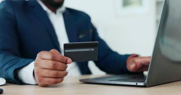 Ανδρικά χέρια, πιστωτική κάρτα και laptop για τις επιχειρήσεις online αγορές, συναλλαγές ή fintech πληρωμή στο γραφείο. Επαγγελματίας πληκτρολογώντας τραπεζικές πληροφορίες σε υπολογιστή, εφαρμογή χρηματοδότησης ή web 3.0 για τη χρηματιστηριακή αγορά. - Πλάνα, βίντεο