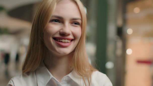 Close-up portré boldog nő bevásárlóközpontban kaukázusi üzletasszony lány nevetés vicces vicc vicces nevetés flörtölés női diák mosolygós fogászati mosoly hölgy ügyfél fogászat egészséges fogak - Felvétel, videó