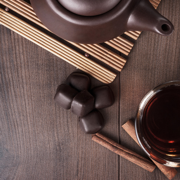 Taza de té con palitos de canela y dulces
 - Foto, Imagen