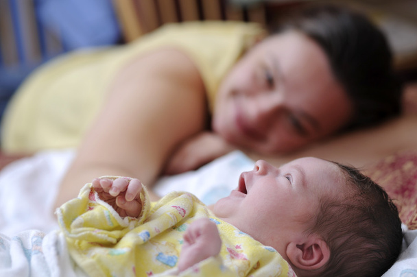 Imagem de mãe feliz com bebê recém-nascido
 - Foto, Imagem