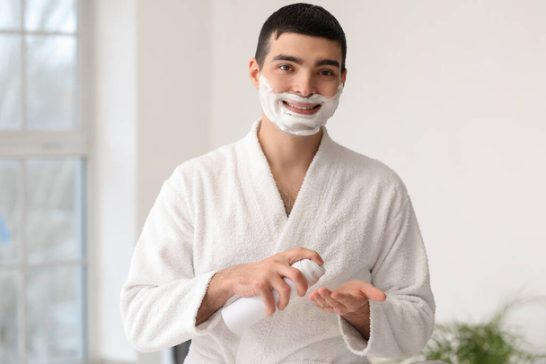 Junger Mann rasiert sich im Badezimmer - Foto, Bild