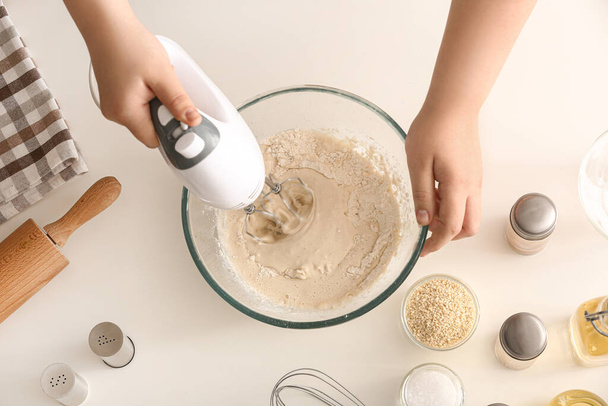 Nő készít tészta olasz Grissini fehér alapon - Fotó, kép