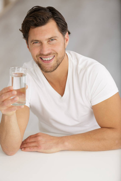 obrázek muže držícího sklenici vody - Fotografie, Obrázek