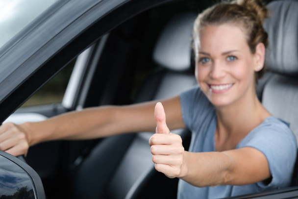 female driver with thumbs up - Zdjęcie, obraz