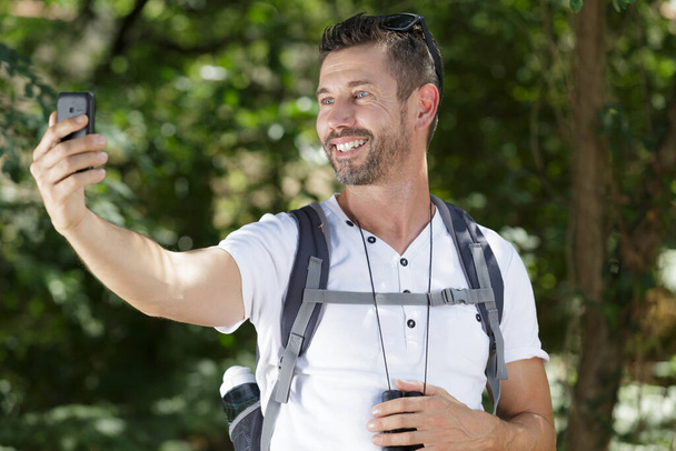 viajante tirar uma selfie durante uma excursão em uma floresta - Foto, Imagem