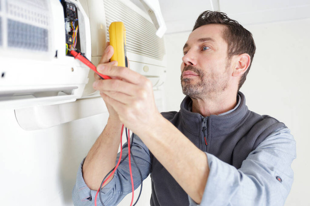 an air conditioning technician at work - Фото, зображення