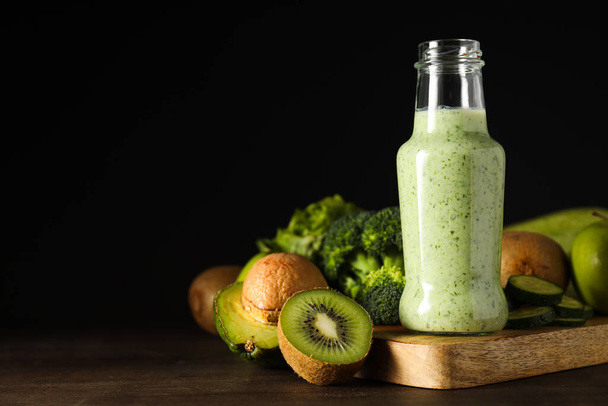Zöld méregtelenítő smoothie, koncepció az egészséges táplálkozás és az egészséges életmód - Fotó, kép