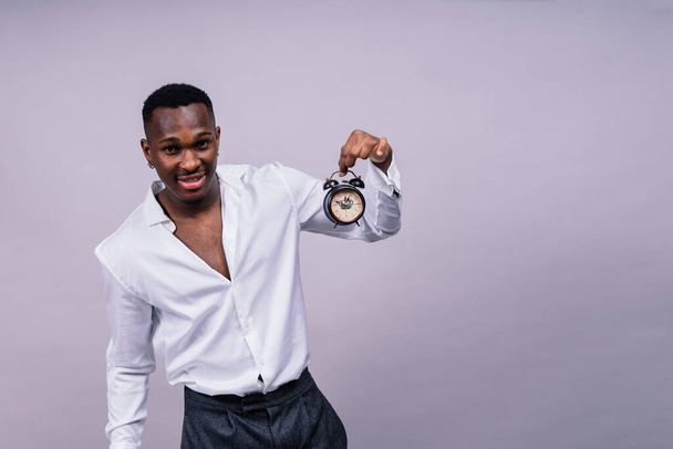 Χαρούμενος Αφροαμερικάνος νεαρός επιχειρηματίας με επίσημο κοστούμι. Χαμογελώντας αυτοπεποίθηση μαύρο άντρα - Φωτογραφία, εικόνα