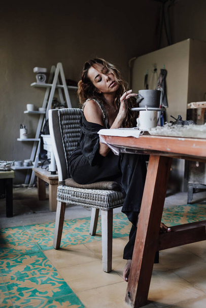 Молодая латинская женщина работает в керамической мастерской и производит керамические изделия. Малый бизнес и предпринимательство в искусстве в Мексике Латинская Америка, латиноамериканка - Фото, изображение