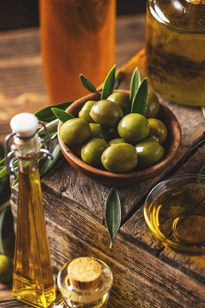  Delicious geen olives still life with extra virgin olive oil  - Φωτογραφία, εικόνα