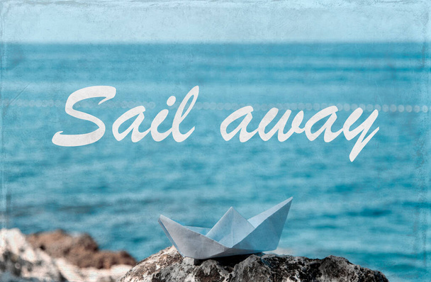 Barco de papel en las rocas junto al mar, concepto de viaje estilo vintage - Foto, imagen