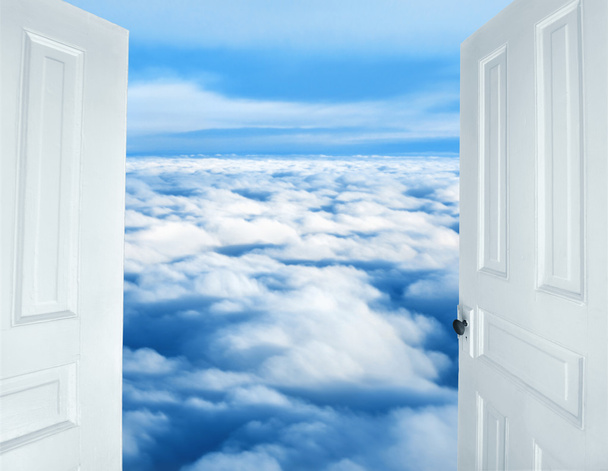 Drzwi otwierające się niebieskich oczach puszyste chmury - Zdjęcie, obraz