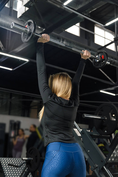 Barbell Τύπου, τη γυναίκα και την άσκηση για τη φυσική κατάσταση, προπόνηση και αθλητικές προπονήσεις στο γυμναστήριο. ισχύς και ενέργεια. - Φωτογραφία, εικόνα