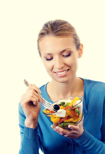 Vrolijke jonge vrouw met vegeterian salade - Foto, afbeelding