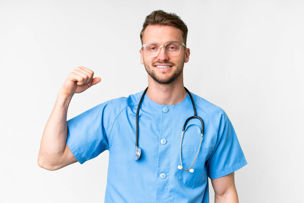 Jeune infirmier homme sur fond blanc isolé faisant un geste fort - Photo, image